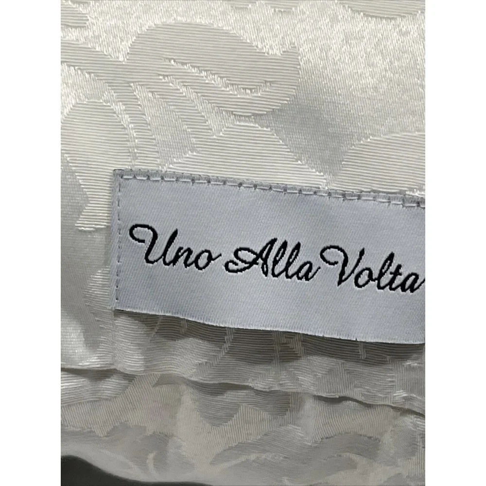 Uno Alla Volta pillow texture limited